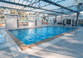 Chez Ced et Laeti, Appartement privé avec jardin et terrasse dans résidence l'estuaire muni d'une piscine couverte et aire de jeu, Linge de lit et de salle d'eau ainsi que télé, compris dans le tarif 